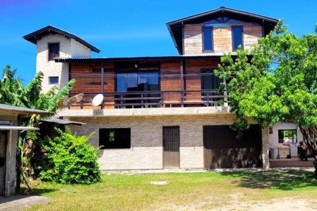 uma casa grande com uma varanda em cima em Borges House em Imbituba