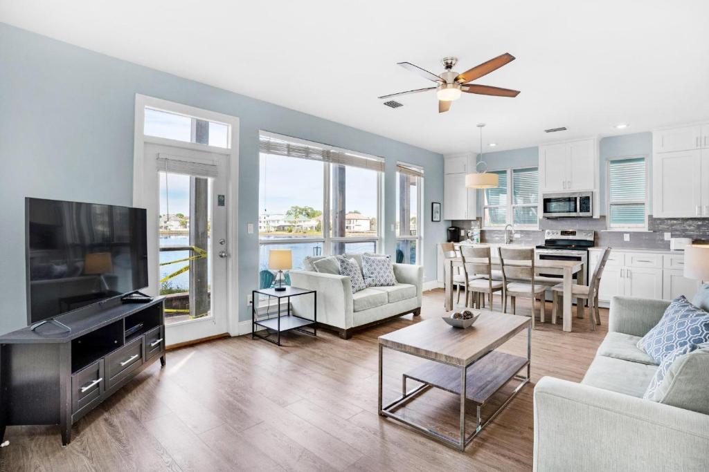 una sala de estar con un sofá y una mesa en Destiny Beach Villas #20B, en Destin