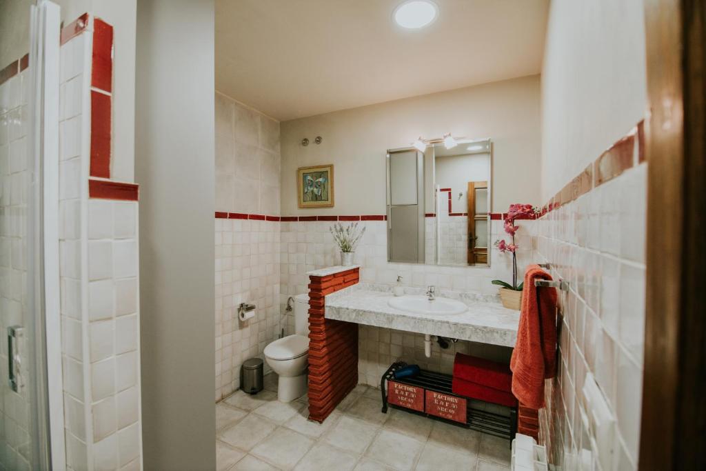 A bathroom at Haro Apartments