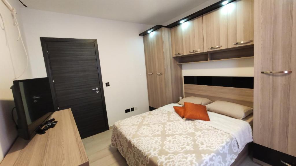 Dormitorio con cama con almohada naranja en Private Room in #Msida #Pieta 'New & Modern' 30 Mins Walk To Valletta en Tal-Pietà