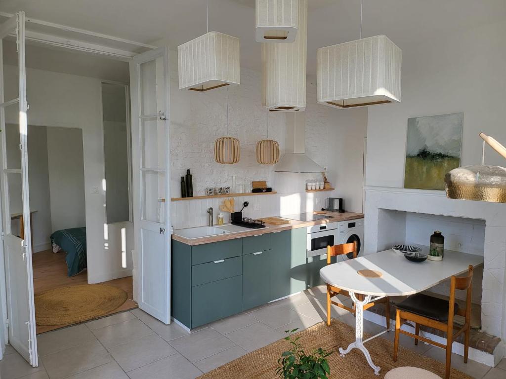 Kuchyň nebo kuchyňský kout v ubytování Appartement La verrerie, terrasse et jardinet