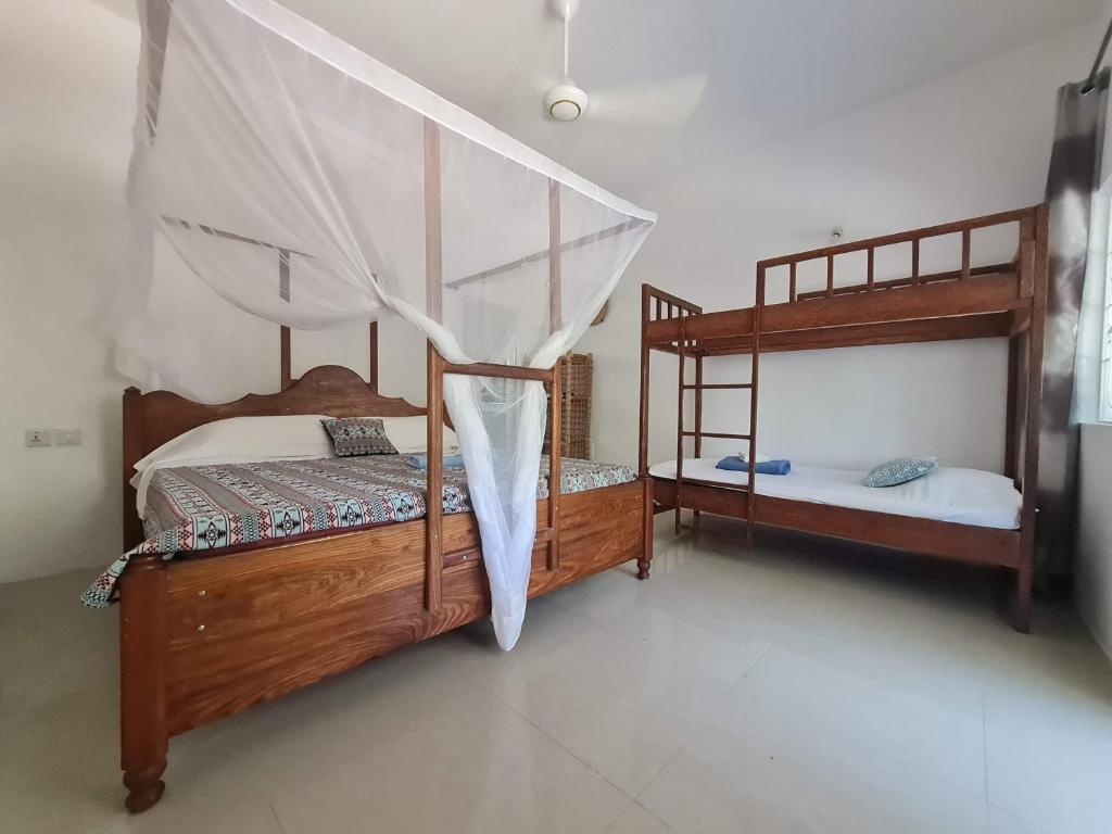 Postel nebo postele na pokoji v ubytování Beachfront Villa Ladha ya Zanzibar