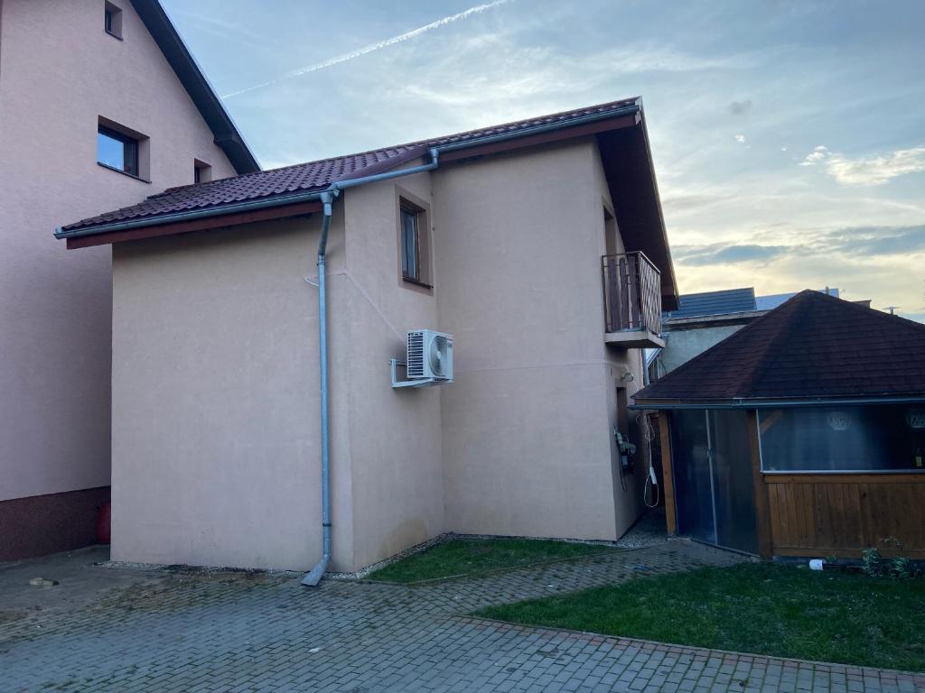 Casa blanca con puerta y balcón en Privat Tília, en Ivachnová