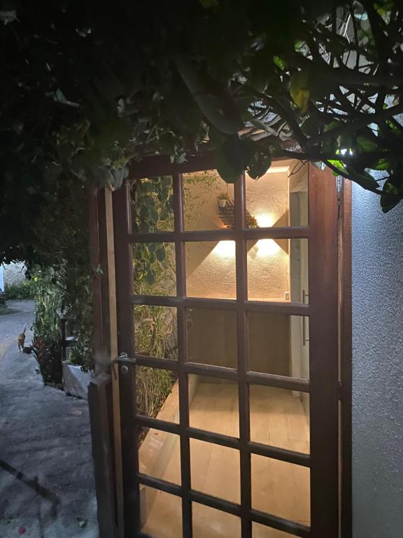 una puerta a una ventana con un reflejo en ella en Apartamento com 2 quartos no centro de Pipa, en Pipa