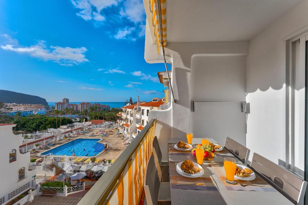 balcón con vistas a un complejo en LosCristianos Luxury AirCon Sunny Aptm Sea View en Arona