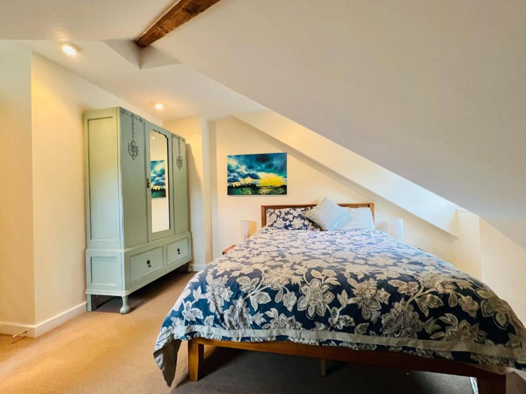 Un dormitorio con una cama y una cómoda. en Dapps Hill Haven - between Bristol and Bath, both 9 mins by train!, en Keynsham