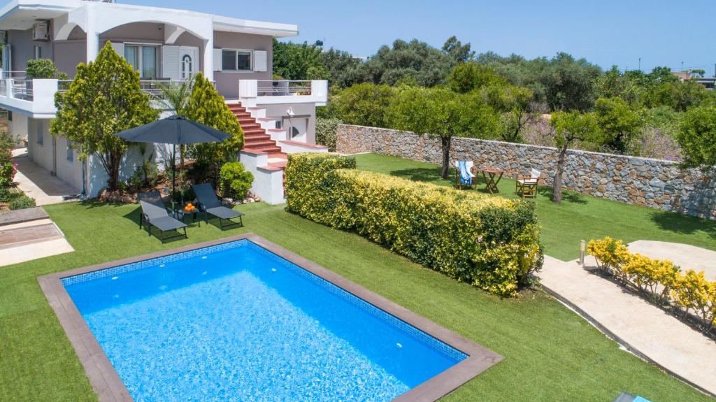 - une vue extérieure sur une villa avec une piscine dans l'établissement Chania City Villa, à Mourniaí