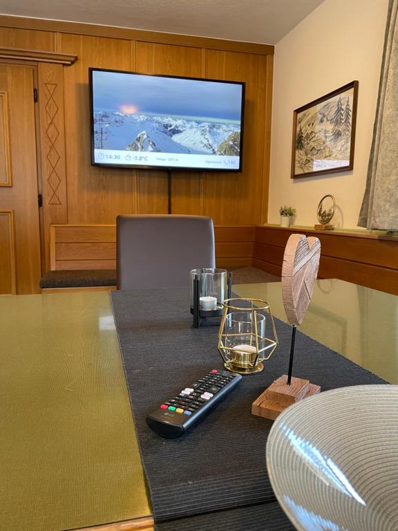TV a/nebo společenská místnost v ubytování Arlbergsun