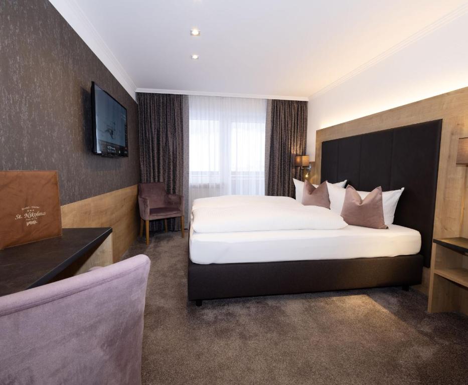Postel nebo postele na pokoji v ubytování Hotel St. Nikolaus