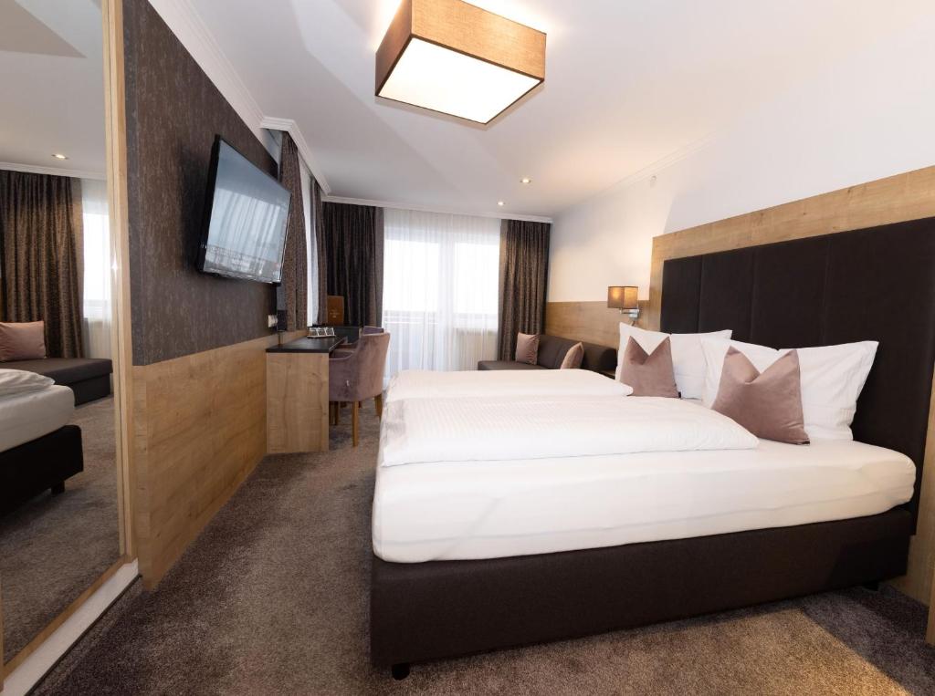 Postel nebo postele na pokoji v ubytování Hotel St. Nikolaus