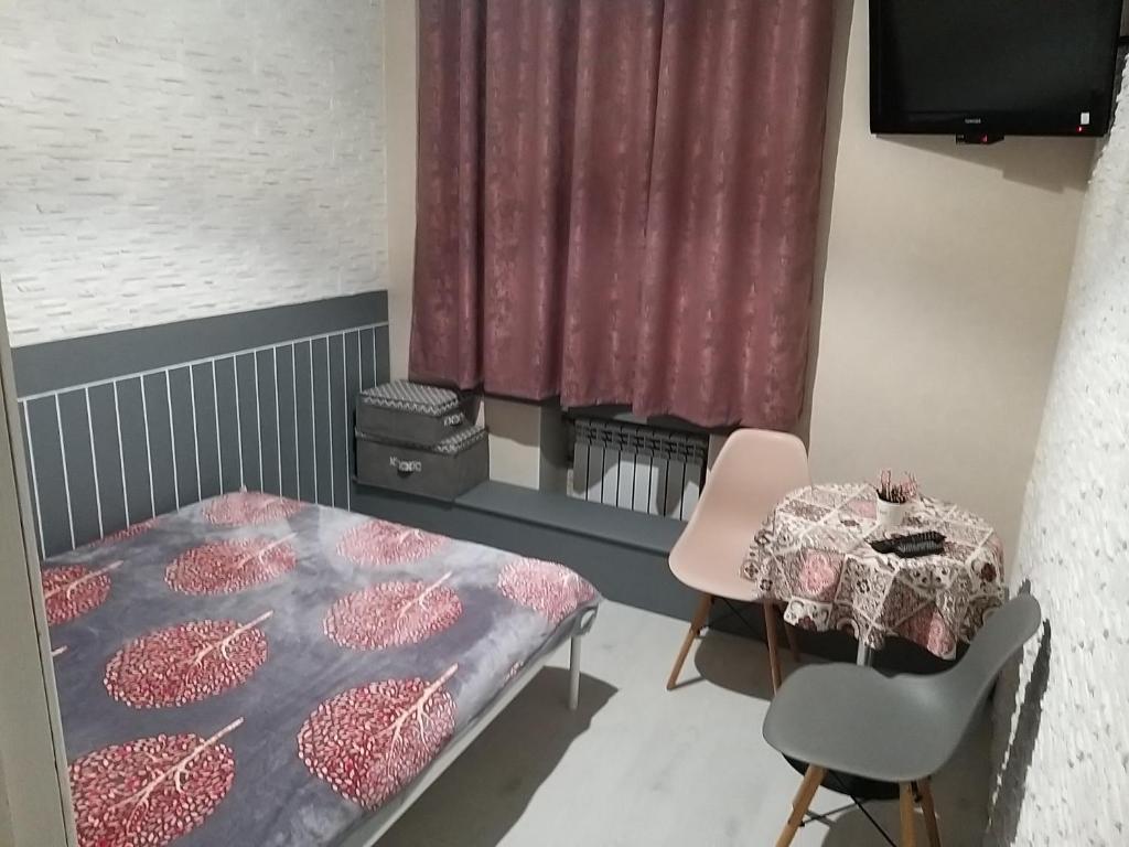 卡爾可夫的住宿－Міні готель на Костюринському，小房间设有床、桌子和椅子