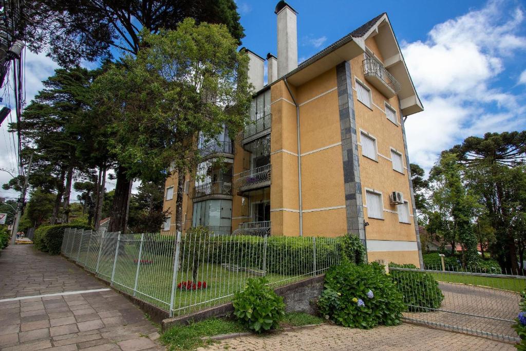 un edificio con una valla delante en Garmisch 302 - My Home Temporada, en Gramado