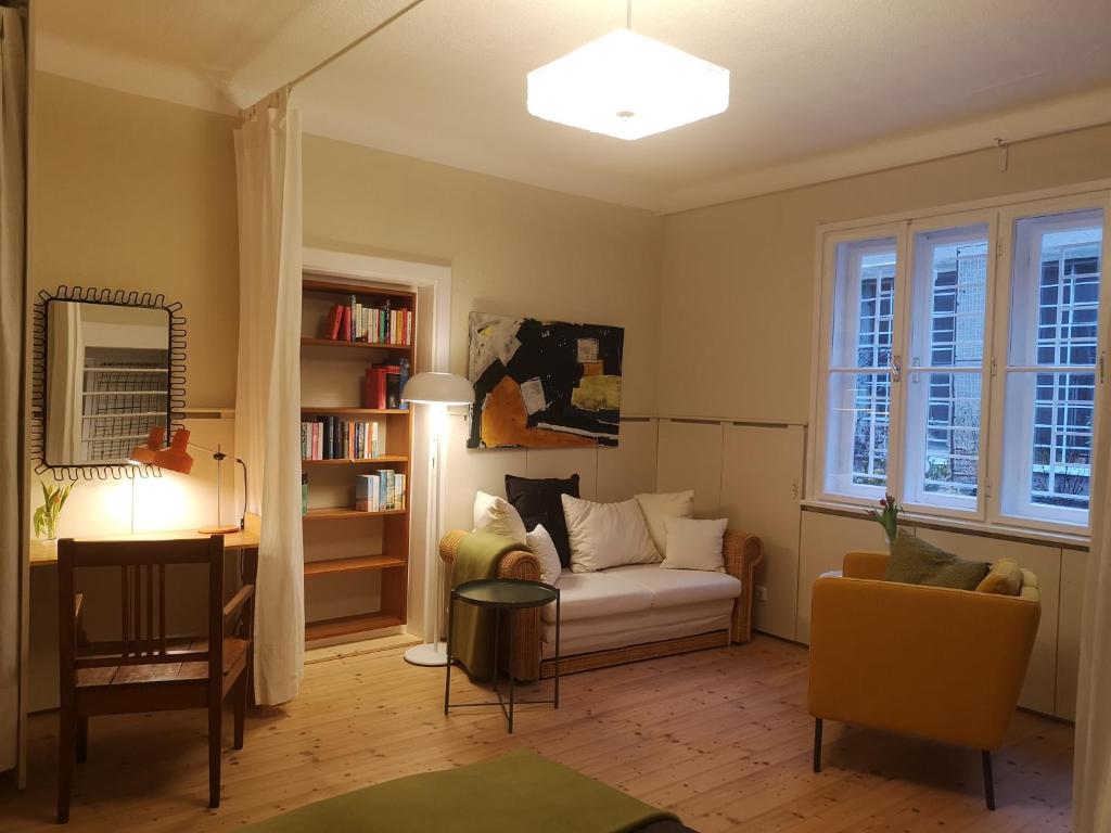 sala de estar con sofá y mesa en Das Kleine Haus - Vintage-Apartment im Innenhof, en Viena