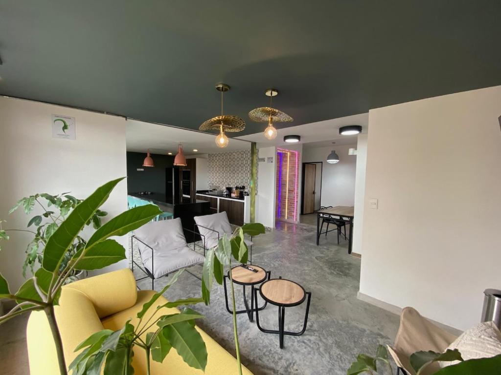 波哥大的住宿－精彩103號公寓，客厅配有黄色的沙发和桌子