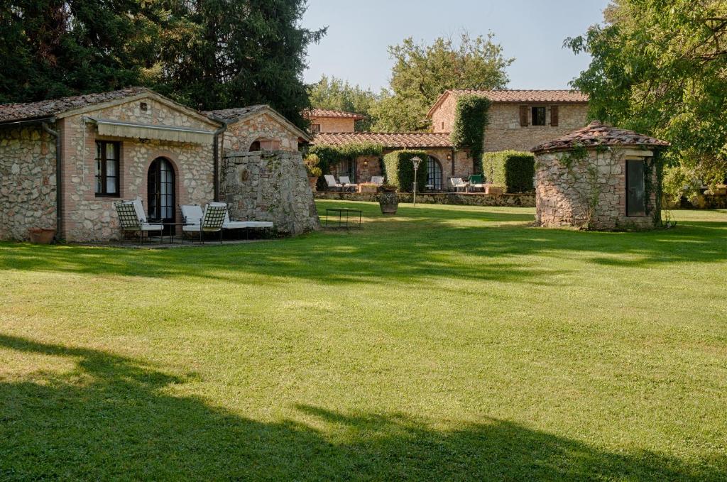 a small house with a large yard at Borgo San Luigi in Monteriggioni
