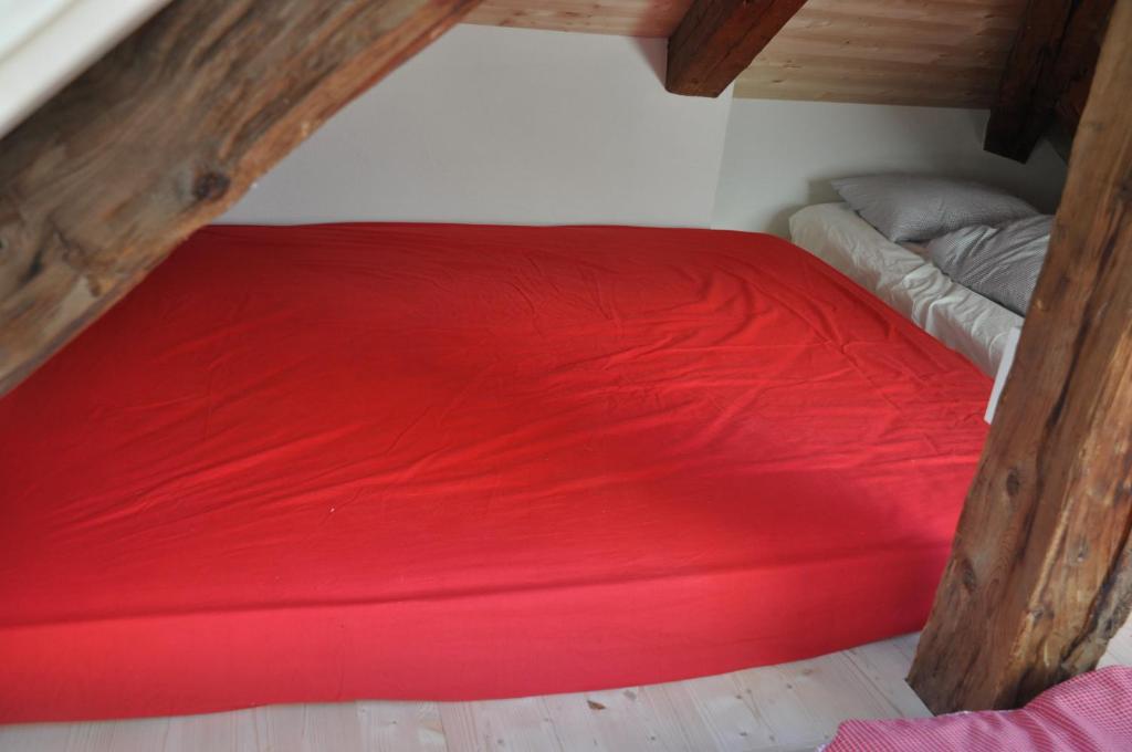 Postel nebo postele na pokoji v ubytování Attika Wohnung 7546 Ardez