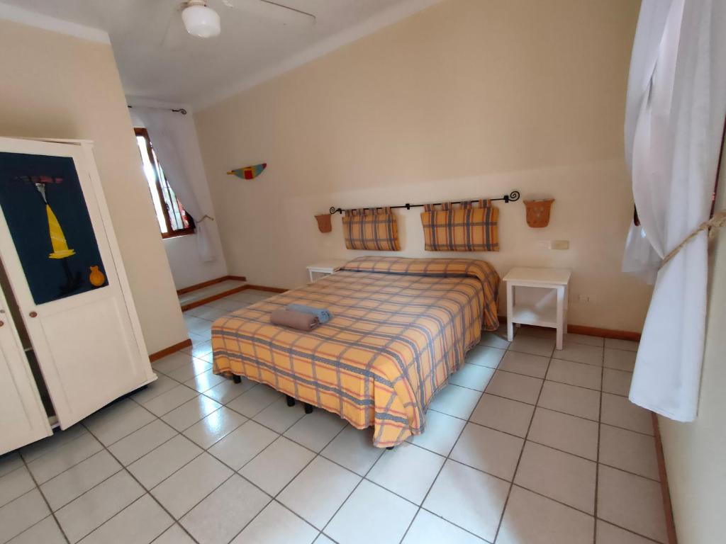 ein Schlafzimmer mit einem Bett und Fliesenboden in der Unterkunft Estoril Hotel - Apartments in Sal Rei