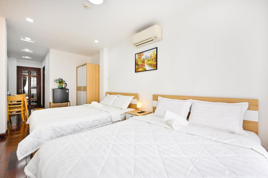 Huyen Homestay - King Room With Two King Beds