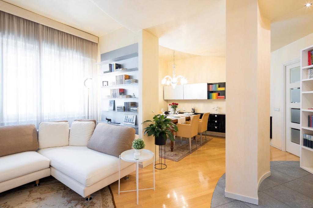 sala de estar con sofá blanco y mesa en Foscolo 25 Apartment, en Pisa