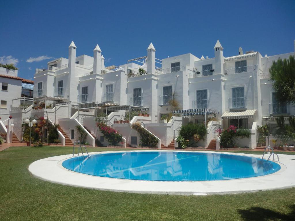 Basen w obiekcie Canovas Nerja - Casa adosada con piscina Los Huertos 6 lub w pobliżu