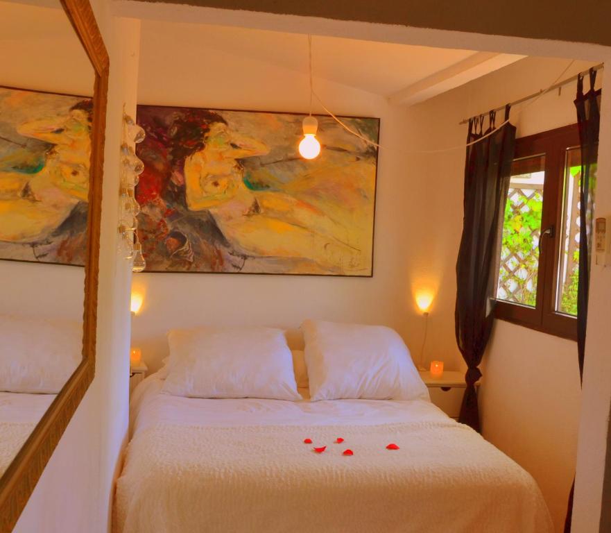 1 dormitorio con 1 cama con pétalos de rosa rojo en Barcelona Badalona Playa Terraza, en Badalona
