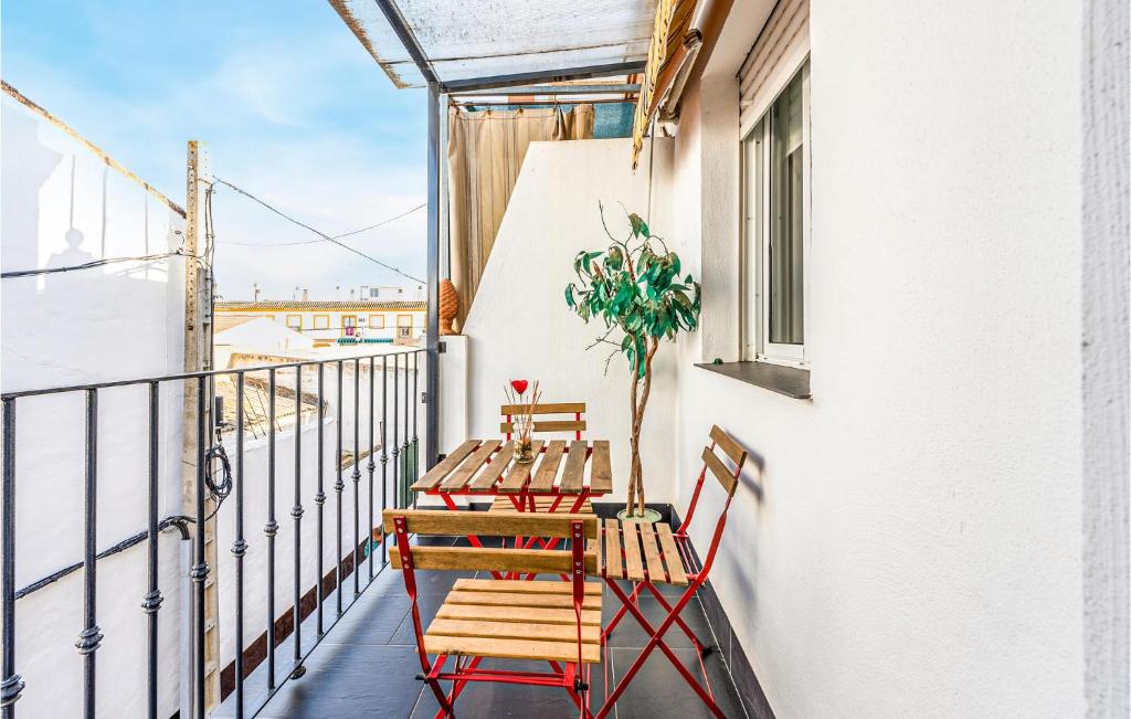 2 stoelen en een tafel op een balkon bij Amazing Home In Aznalczar With Wifi in Aznalcázar