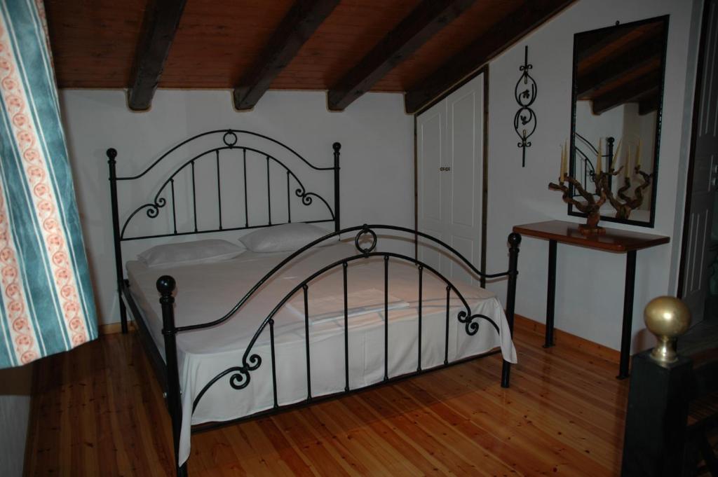 Ein Bett oder Betten in einem Zimmer der Unterkunft Iron House