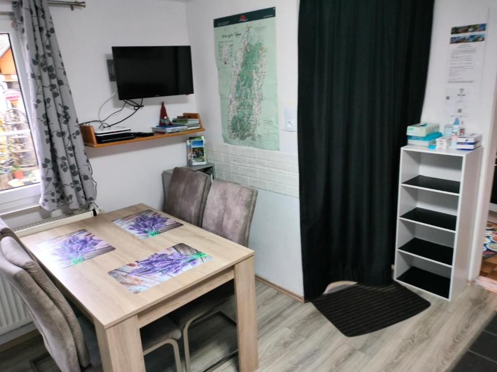 TV a/nebo společenská místnost v ubytování Ferienwohnung TAL-ECK