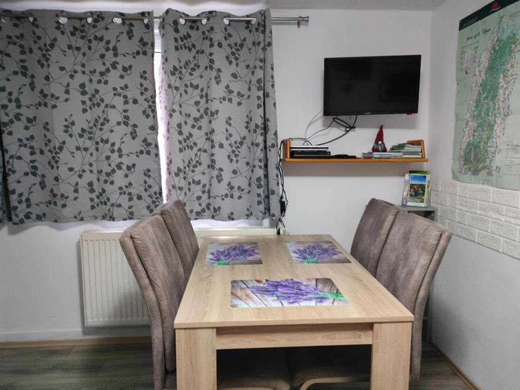 TV a/nebo společenská místnost v ubytování Ferienwohnung TAL-ECK