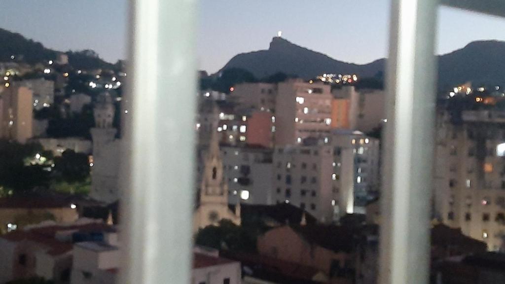 Blick auf eine Stadt in der Nacht mit Gebäuden in der Unterkunft Apartamento encantador com vaga de garagem in Rio de Janeiro