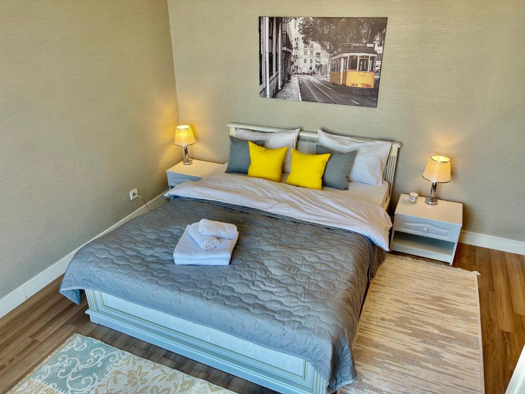 アルマトイにあるШикарные апартаменты с прекрасным видом в лучшем районеのベッドルーム1室(大型ベッド1台、黄色い枕付)