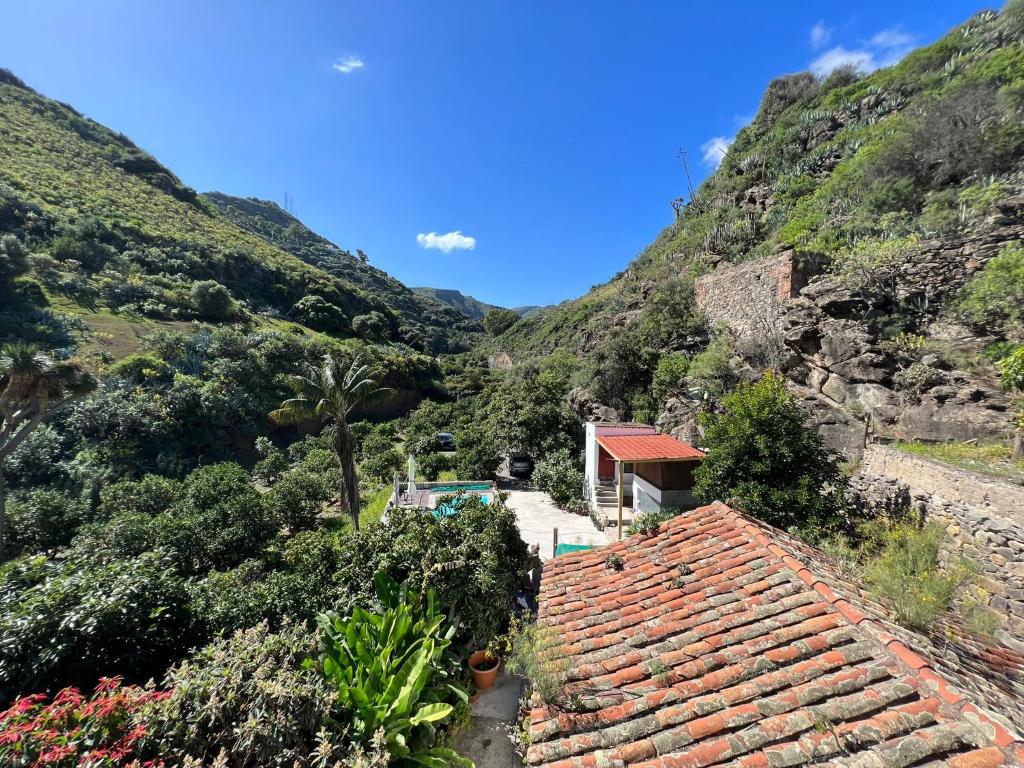 サンタ・ブリヒダにあるLa Casita de Las Naranjasの山々を背景にした家の風景