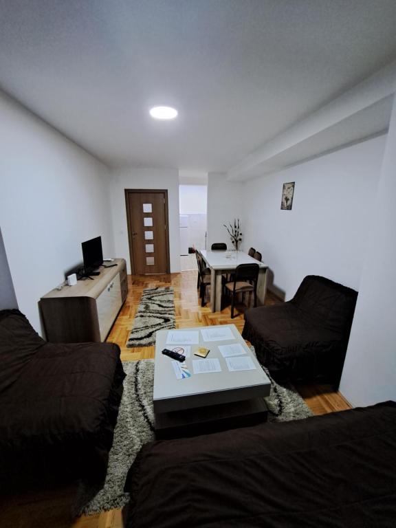 un soggiorno con divano e tavolo di Apartman Vranje a Vranje