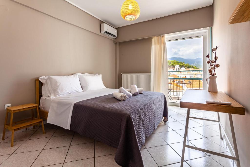 une chambre avec un lit avec deux animaux en peluche dessus dans l'établissement Kalamata Old City - Minimal Urban Retreat, à Kalamata