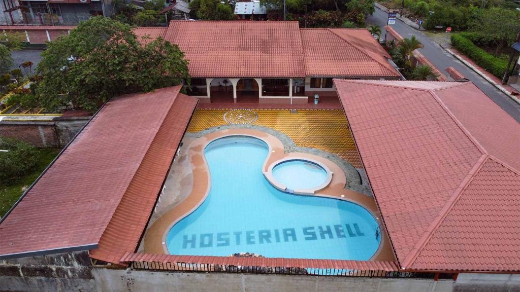 einen Blick über ein Gebäude mit Pool in der Unterkunft Hosteria Shell in Shell