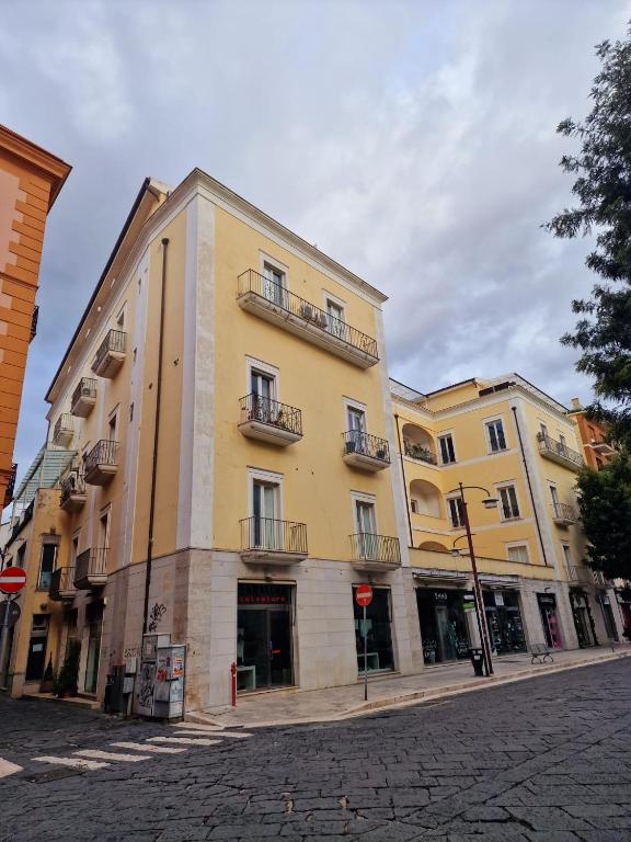 un edificio amarillo al lado de una calle en LA TERRAZZA HOME, en Caserta