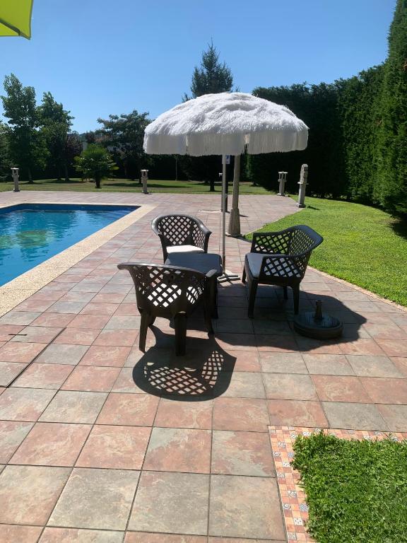 Bazén v ubytování Villa Bimba, alojamiento con piscina y barbacoa nebo v jeho okolí