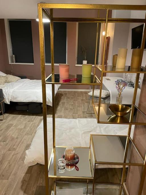 une chambre avec un lit et une étagère en verre dans l'établissement « Le Val d AuRS »Calme et élégance, à Strasbourg