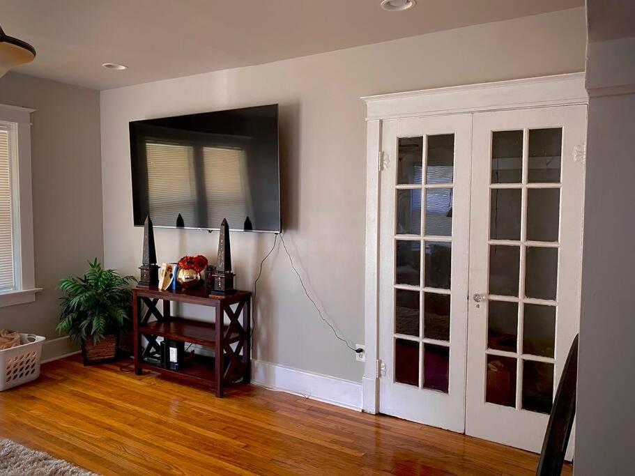 Apartment Cozy Duplex near Delmar Loop, University City, MO