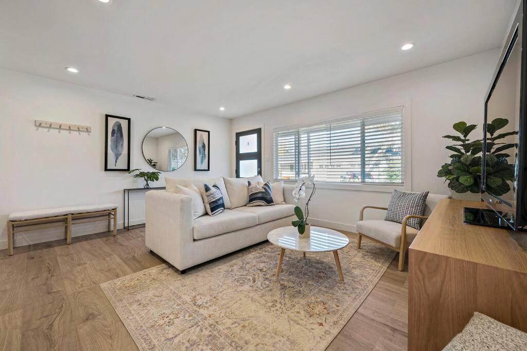 uma sala de estar com um sofá e uma mesa em Chic and Comfy Home in the Heart of Silicon Valley em Mountain View