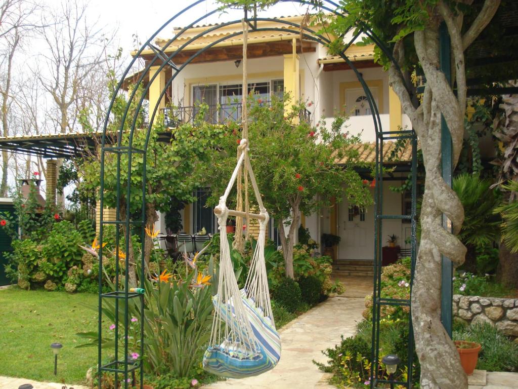 Ein Garten an der Unterkunft Iron House