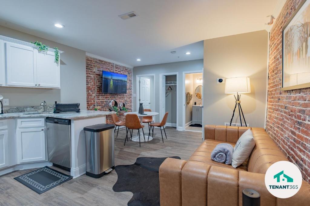 sala de estar con sofá y cocina en Baltimore's Best Home Away From Home apts, en Baltimore