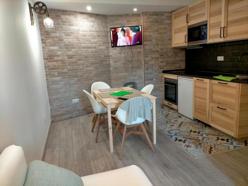 eine Küche mit einem Tisch und Stühlen im Zimmer in der Unterkunft Apartamento rural in Miraflores de la Sierra
