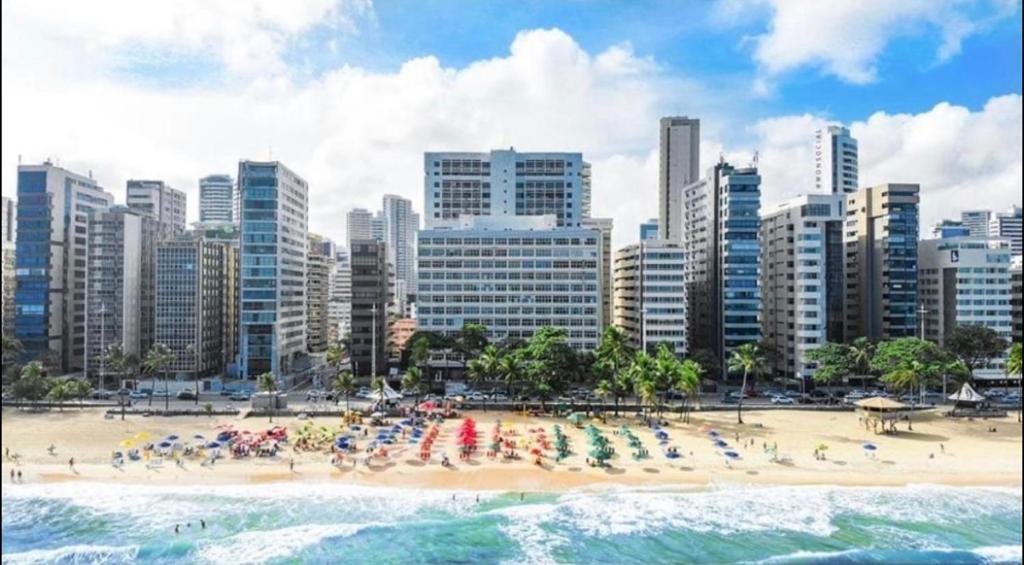 una playa con un montón de gente en ella en HOTEL NAVEGANTES VISTA PARA MAR Boa Viagem en Recife