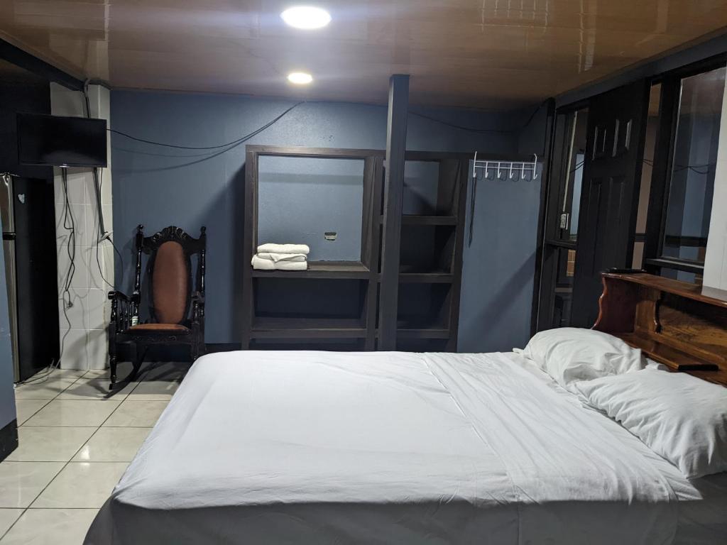 a bedroom with a large white bed in a room at Apartments Pura Vida in Alajuela City