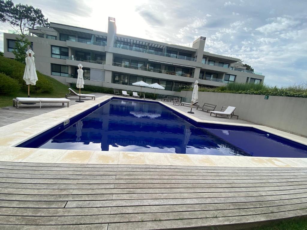 a swimming pool in front of a building at Exclusivo y elegante! in Montevideo