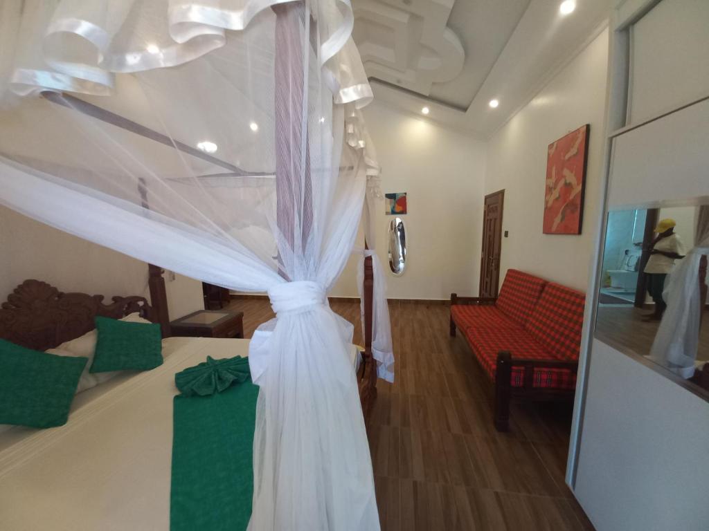 um quarto com uma cama de dossel branco em Villa Duran - 5 bedrooms em Ukunda