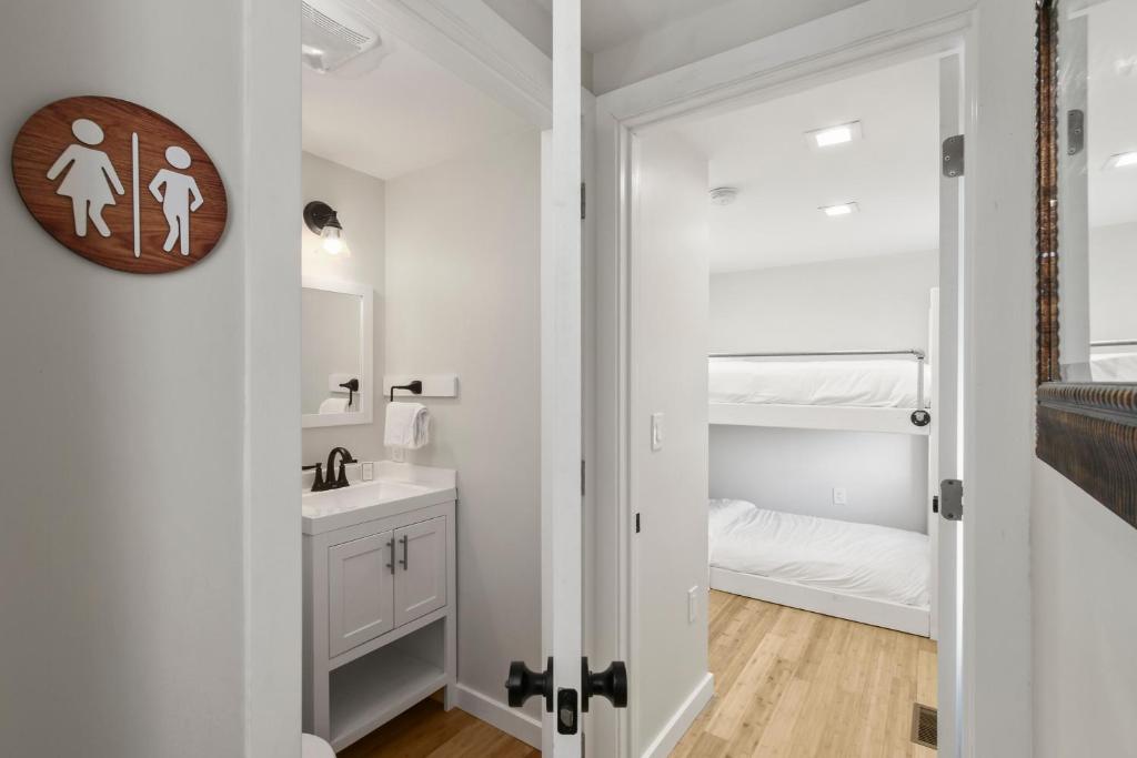 Postel nebo postele na pokoji v ubytování Cozy Ba Townhome Near Little Italy I Fells Point