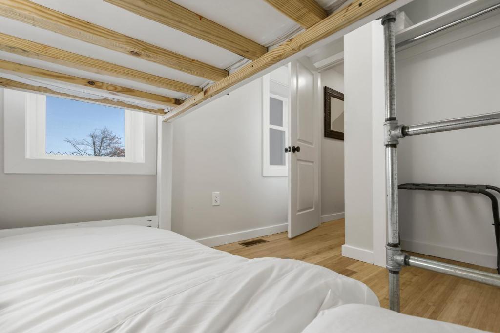 Postel nebo postele na pokoji v ubytování Cozy Ba Townhome Near Little Italy I Fells Point