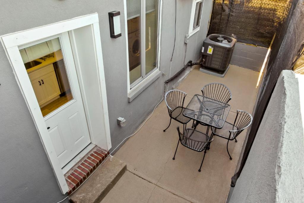 Balkón nebo terasa v ubytování Cozy Ba Townhome Near Little Italy I Fells Point